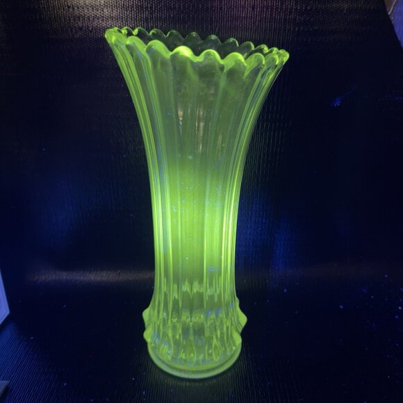 Vintage Clear Swung Stretch Glass Vase Vessel Tall Manganese 365nm Green UV Glow - Picture 1 of 16